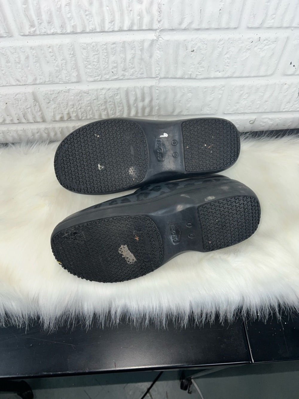 CROCS Black/Gray Leopard-Print Women’s Clog Mules Slip Resistant Women’s Size 9 - Picture 2 of 2